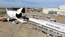 Úterní nakládání 32metrového křídla nového Airbusu A350, největšího kompozitového kusu v civilním letectví, do transportního letadla Beluga na letišti v Hamburku. Úterní nakládání 32metrového křídla nového Airbusu A350, největšího kompozitového kusu v civilním letectví, do transportního letadla Beluga na letišti v Hamburku.