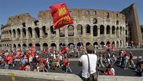 Proti vládním škrtům demonstrovaly v úterý desetitisíce Italů v ulicích několika měst včetně Říma (na snímku). Proti vládním škrtům demonstrovaly v úterý desetitisíce Italů v ulicích několika měst včetně Říma (na snímku).