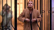 Marlon Brando a dlouhý kabát ve filmu Poslední tango v Paříži z roku 1972. Marlon Brando a dlouhý kabát ve filmu Poslední tango v Paříži z roku 1972.