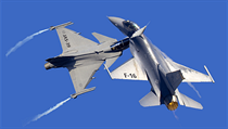 Čeští piloti jsou s letouny Jas-39 Gripen maximálně spokojeni. Je však možné, že se budou muset přeškolit například na americké stíhačky F-16, které by prý v Česku rád viděl premiér Petr Nečas. Čeští piloti jsou s letouny Jas-39 Gripen maximálně spokojeni. Je však možné, že se budou muset přeškolit například na americké stíhačky F-16, které by prý v Česku rád viděl premiér Petr Nečas.