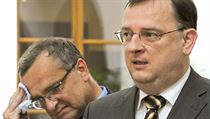 Mezi premiérem Nečasem a ministrem Kalouskem je uložena odjištěná bomba – ekotendr. Mezi premiérem Nečasem a ministrem Kalouskem je uložena odjištěná bomba – ekotendr.