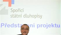 Ministr financí Miroslav Kalousek odstartoval kampaň, jejímž cílem je otestovat zájem veřejnosti o koupi státních dluhopisů - výhledově až za několik desítek miliard korun. Ministr financí Miroslav Kalousek odstartoval kampaň, jejímž cílem je otestovat zájem veřejnosti o koupi státních dluhopisů - výhledově až za několik desítek miliard korun.