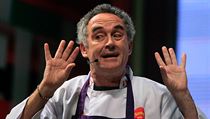 Vůdčí osobnost mezi světovými šéfkuchaři, Ferran Adria, při přednášce v peruánské Limě, kde slavní „chefs“ zveřejnili svou deklaraci o budoucnosti gastronomie. Vůdčí osobnost mezi světovými šéfkuchaři, Ferran Adria, při přednášce v peruánské Limě, kde slavní „chefs“ zveřejnili svou deklaraci o budoucnosti gastronomie.
