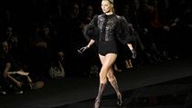 I takové letos budou... kozačky dle amerického návrháře Marca Jacobse. Jeho páskovou kreaci pro značku Louis Vuitton předvádí modelka Kate Mossová. I takové letos budou... kozačky dle amerického návrháře Marca Jacobse. Jeho páskovou kreaci pro značku Louis Vuitton předvádí modelka Kate Mossová.