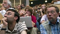 Nabitá aula v ženevském CERN v pátek 23. září přihlížela prezentaci výsledků týmu Opera, který je seznámil s rychlostí neutrin, jež činila 300 006 kilometrů za sekundu. Nabitá aula v ženevském CERN v pátek 23. září přihlížela prezentaci výsledků týmu Opera, který je seznámil s rychlostí neutrin, jež činila 300 006 kilometrů za sekundu.