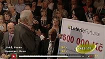 Charita? Ne, povinnost daná zákonem prezentovaná jako společenská odpovědnost firmy. Charita? Ne, povinnost daná zákonem prezentovaná jako společenská odpovědnost firmy.
