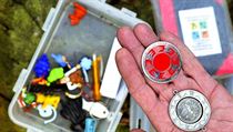 Geocaching - populární outdoorová aktivita, při níž hráči hledají schránky v... Geocaching - populární outdoorová aktivita, při níž hráči hledají schránky v...