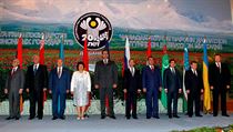 Jubilejní setkání potentátů: summit Společenství nezávislých států v tádžickém Dušanbe 3. září 2011. Zleva: arménský prezident Serž Sarkisjan, premiér Běloruska Michail Mjasnikovič, kazašský prezident Nursultan Nazarbajev, kyrgyzská prezidentka Rosa Otun Jubilejní setkání potentátů: summit Společenství nezávislých států v tádžickém Dušanbe 3. září 2011. Zleva: arménský prezident Serž Sarkisjan, premiér Běloruska Michail Mjasnikovič, kazašský prezident Nursultan Nazarbajev, kyrgyzská prezidentka Rosa Otun