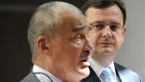 Politici se opakovaně svářejí o to, kdo bude unijní problematiku a miliardy z Bruselu kontrolovat. Přetahovaná premiéra Nečase s ministrem zahraničí Schwarzenbergem není výjimkou. Politici se opakovaně svářejí o to, kdo bude unijní problematiku a miliardy z Bruselu kontrolovat. Přetahovaná premiéra Nečase s ministrem zahraničí Schwarzenbergem není výjimkou.