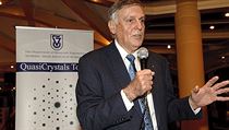 Dnes již sedmdesátiletý profesor Daniel Shechtman musel svést o uznání svého objevu náročnou bitvu ve vědecké komunitě. Dnes již sedmdesátiletý profesor Daniel Shechtman musel svést o uznání svého objevu náročnou bitvu ve vědecké komunitě.