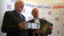 Miloš Zeman a Vratislav Mynář pózují na tiskové konferenci se sesbíranými podpisy. „Až mi z toho luplo v kříži,“ pravil Zeman. Miloš Zeman a Vratislav Mynář pózují na tiskové konferenci se sesbíranými podpisy. „Až mi z toho luplo v kříži,“ pravil Zeman.