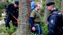 Demonstranti blokovali kácení stromů v bezzásahové lokalitě šumavského národního parku vlastními těly. Demonstranti blokovali kácení stromů v bezzásahové lokalitě šumavského národního parku vlastními těly.