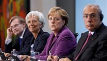 Dluhové problémy eurozóny řešily ve čtvrtek v Berlíně špičky současného světa – (zleva) prezident Světové banky Robert Zoellick, šéfka MMF Christine Lagardeová, německá kancléřka Angela Merkelová a generální tajemník OECD Angel Gurría. Dluhové problémy eurozóny řešily ve čtvrtek v Berlíně špičky současného světa – (zleva) prezident Světové banky Robert Zoellick, šéfka MMF Christine Lagardeová, německá kancléřka Angela Merkelová a generální tajemník OECD Angel Gurría.