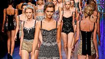 Opalovačky pro příští léto ve stylu 50. let z dílny návrhářského dua Dolce & Gabbana. Opalovačky pro příští léto ve stylu 50. let z dílny návrhářského dua Dolce & Gabbana.