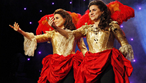 Cecilia Bartoli, jedna z vosku, druhá pravá, v kostýmu kastráta v pařížském muzeu Grévin. Cecilia Bartoli, jedna z vosku, druhá pravá, v kostýmu kastráta v pařížském muzeu Grévin.