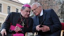 Díky dobrým vztahům prezidenta Václava Klause s arcibiskupem Dominikem Dukou se státu a církvi konečně podařilo dohodnout o Svatovítské katedrále. Po úterním obědě s biskupy pak dal prezident najevo, že není informován o ničem, co by bránilo přijetí rest Díky dobrým vztahům prezidenta Václava Klause s arcibiskupem Dominikem Dukou se státu a církvi konečně podařilo dohodnout o Svatovítské katedrále. Po úterním obědě s biskupy pak dal prezident najevo, že není informován o ničem, co by bránilo přijetí rest