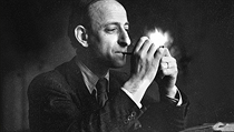 Myslitel Raymond Aron (1905–1983) byl jedním z mála francouzských intelektuálů, kteří už za studií prokoukli vady marxistického myšlení svých vrstevníků. Myslitel Raymond Aron (1905–1983) byl jedním z mála francouzských intelektuálů, kteří už za studií prokoukli vady marxistického myšlení svých vrstevníků.
