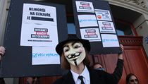 Ze čtvrtečního happeningu České pirátské strany před sídlem centrály Věcí veřejných. Ze čtvrtečního happeningu České pirátské strany před sídlem centrály Věcí veřejných.