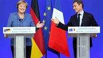 Francouzský prezident Nicolas Sarkozy sází na německý strach. A Němcům v čele s kancléřkou Angelou Merkelovou v podstatě říká: Pokud nepřijmete francouzský plán přeměny EFSF na banku, zničíte Evropu a odsoudíte budoucí generace ke konfliktům a válkám. To Francouzský prezident Nicolas Sarkozy sází na německý strach. A Němcům v čele s kancléřkou Angelou Merkelovou v podstatě říká: Pokud nepřijmete francouzský plán přeměny EFSF na banku, zničíte Evropu a odsoudíte budoucí generace ke konfliktům a válkám. To