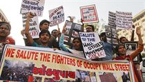 Newyorskou iniciativu podpořili heslem „Zdravíme bojovníky Obsaďte Wall Street“ i demonstranti, kteří se 21. října sešli v západoindickém Ahmadábádu. Newyorskou iniciativu podpořili heslem „Zdravíme bojovníky Obsaďte Wall Street“ i demonstranti, kteří se 21. října sešli v západoindickém Ahmadábádu.