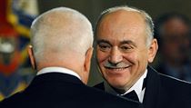 Zbyněk Frolík převzal 28. října od Václava Klause Medaili Za zásluhy v oblasti hospodářské. Zbyněk Frolík převzal 28. října od Václava Klause Medaili Za zásluhy v oblasti hospodářské.