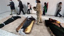 Libyjci se chodili osobně přesvědčit do mrazícího boxu obchodu v Misurátě, že vystavené mrtvé tělo uprostřed jsou skutečně pozůstatky Muammara Kaddáfího. Libyjci se chodili osobně přesvědčit do mrazícího boxu obchodu v Misurátě, že vystavené mrtvé tělo uprostřed jsou skutečně pozůstatky Muammara Kaddáfího.