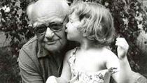 Miloš Pick (1926-2011) s vnučkou Týnou. Miloš Pick (1926-2011) s vnučkou Týnou.
