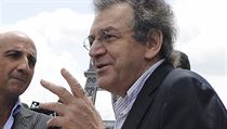 Francouzský myslitel Alain Finkielkraut se narodil v roce 1949 ve Francii polským židovským rodičům. Na snímku s Íránským byznysmanem Amirem Jahanchahim během protestů na podporu íránské opozice v Paříži v červnu 2009. Francouzský myslitel Alain Finkielkraut se narodil v roce 1949 ve Francii polským židovským rodičům. Na snímku s Íránským byznysmanem Amirem Jahanchahim během protestů na podporu íránské opozice v Paříži v červnu 2009.