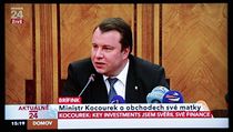Ministr průmyslu a obchodu Martin Kocourek před televizními kamerami v zásadě přiznal, že peníze, které prý pocházejí z jeho podnikání a rodinných úspor, převedl na svou matku kvůli rozvodu. Ministr průmyslu a obchodu Martin Kocourek před televizními kamerami v zásadě přiznal, že peníze, které prý pocházejí z jeho podnikání a rodinných úspor, převedl na svou matku kvůli rozvodu.