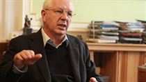„Za velmi klíčové považuji v mezinárodním auditu konstatování, že v tomto státě panuje velká nedůvěra mezi vědeckou obcí a politickou sférou,“ myslí si profesor Jiří Drahoš. „Za velmi klíčové považuji v mezinárodním auditu konstatování, že v tomto státě panuje velká nedůvěra mezi vědeckou obcí a politickou sférou,“ myslí si profesor Jiří Drahoš.