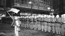 V pátek 17. listopadu 1989 nechal Jakešův režim zmasakrovat demonstrující studenty i náhodné kolemjdoucí na Národní třídě v Praze dlouhými bílými pendreky policejních těžkooděnců. V pátek 17. listopadu 1989 nechal Jakešův režim zmasakrovat demonstrující studenty i náhodné kolemjdoucí na Národní třídě v Praze dlouhými bílými pendreky policejních těžkooděnců.