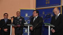 Gen. Vlastimil Picek (center left) and Defense Minister Alexandr Vondra (to his right) at Tuesday's press conference Gen. Vlastimil Picek (center left) and Defense Minister Alexandr Vondra (to his right) at Tuesday's press conference