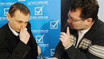 Vít Bárta ještě coby ministr dopravy s novinářem Mladé fronty Dnes Jaroslavem Kmentou (vpravo). Bylo 22. ledna a superguru se na tiskové konferenci vyjadřoval ke kauze údajného sledování politiků Prahy 11 bezpečnostní agenturou ABL. Vít Bárta ještě coby ministr dopravy s novinářem Mladé fronty Dnes Jaroslavem Kmentou (vpravo). Bylo 22. ledna a superguru se na tiskové konferenci vyjadřoval ke kauze údajného sledování politiků Prahy 11 bezpečnostní agenturou ABL.