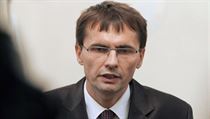 Slovenský ministr obrany Ľubomír Galko odmítl obvinění ze sledování novinářů, přesto kvůli tomu 23. listopadu přišel o vládní křeslo. Slovenský ministr obrany Ľubomír Galko odmítl obvinění ze sledování novinářů, přesto kvůli tomu 23. listopadu přišel o vládní křeslo.