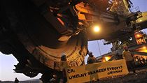 Aktivisté Greenpeace se vyšplhali na rypadlo v hnědouhelném dole ČSA u Litvínova těsně před svítáním a zablokovali jeho spuštění. Aktivisté Greenpeace se vyšplhali na rypadlo v hnědouhelném dole ČSA u Litvínova těsně před svítáním a zablokovali jeho spuštění.