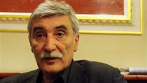 „Od samého začátku, když začaly dotazy, jsem říkal, že to má MŠMT zveřejnit, ale za podmnínky, že z toho nebude precedens i pro ostatní... Já tu ostudu, ano ostudu, v očích mých známých ustojím, neboť jsem míval opravdu lepší a dobré příjmy,“ řekl v rozh „Od samého začátku, když začaly dotazy, jsem říkal, že to má MŠMT zveřejnit, ale za podmnínky, že z toho nebude precedens i pro ostatní... Já tu ostudu, ano ostudu, v očích mých známých ustojím, neboť jsem míval opravdu lepší a dobré příjmy,“ řekl v rozh