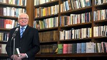Václav Klaus je extrémně pilný autor. Píše i v letadle, i když ostatní spí nebo se bojí při turbulencích. Václav Klaus je extrémně pilný autor. Píše i v letadle, i když ostatní spí nebo se bojí při turbulencích.