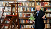 „Myslím, že přečtu víc než kdokoliv jiný,“ řekl jednou Václav Klaus, jenž má 45 čestných doktorátů a je patrně největším českým porevolučním vzdělancem. Kdo mu to vše zaplatil? „Myslím, že přečtu víc než kdokoliv jiný,“ řekl jednou Václav Klaus, jenž má 45 čestných doktorátů a je patrně největším českým porevolučním vzdělancem. Kdo mu to vše zaplatil?