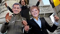 Sarkozy, Merkelová a další evropští politici si v první řadě nechtějí připustit, že něco udělali špatně. Těžko od nich pak lze očekávat nějaké konstruktivní řešení krize. Navíc když za nitky netahají politici, ale nespokojené finanční trhy. Sarkozy, Merkelová a další evropští politici si v první řadě nechtějí připustit, že něco udělali špatně. Těžko od nich pak lze očekávat nějaké konstruktivní řešení krize. Navíc když za nitky netahají politici, ale nespokojené finanční trhy.