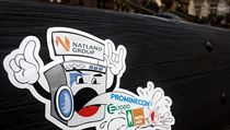 Vlevo pračka Natland Group, vpravo vyprané prádlo s dobře čitelnými logy: Prominecon, Eltodo, Pražské služby a SK Slavia Praha. Vlevo pračka Natland Group, vpravo vyprané prádlo s dobře čitelnými logy: Prominecon, Eltodo, Pražské služby a SK Slavia Praha.