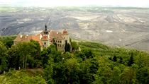 Měsíční krajina pod Jezeřím se má rozrůst i na zbytek Podkrušnohoří. K zámku zmizí přístupové cesty. Měsíční krajina pod Jezeřím se má rozrůst i na zbytek Podkrušnohoří. K zámku zmizí přístupové cesty.