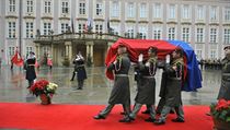 Podobně velkolepý pohřeb už Česko nejspíše nezažije: zemřel Václav Havel. Podobně velkolepý pohřeb už Česko nejspíše nezažije: zemřel Václav Havel.