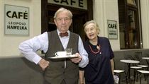 Leopold Hawelka a jeho žena Josefine svou kavárnu společně řídili až do roku 2005. Leopold Hawelka a jeho žena Josefine svou kavárnu společně řídili až do roku 2005.