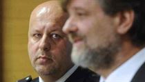 Podle některých zdrojů je jádrem sporu Lessy–Kubice vliv politiků na policii. Podle některých zdrojů je jádrem sporu Lessy–Kubice vliv politiků na policii.