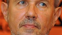 Téměř (nebo že by přece jen zcela?) bezhříšný a svým božským posláním sebejistý český Spasitel Petr Hájek zatím vykonává jen funkci světskou, pouhého prezidentského vicekancléře. Téměř (nebo že by přece jen zcela?) bezhříšný a svým božským posláním sebejistý český Spasitel Petr Hájek zatím vykonává jen funkci světskou, pouhého prezidentského vicekancléře.