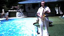 Josef Škvorecký miloval jazz a občas hrál na saxofon. Josef Škvorecký miloval jazz a občas hrál na saxofon.