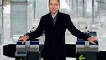 „Kdyby moje máma byla důchodkyně - se vším respektem - s důchodem osm tisíc měsíčně, taková paní Kocourková, a najednou udělala takový obchod, tak chápu, že nad tím všichni kroutí hlavou,“ oceňuje podnikatelské schopnosti své matky Martin Dvořák. „Kdyby moje máma byla důchodkyně - se vším respektem - s důchodem osm tisíc měsíčně, taková paní Kocourková, a najednou udělala takový obchod, tak chápu, že nad tím všichni kroutí hlavou,“ oceňuje podnikatelské schopnosti své matky Martin Dvořák.