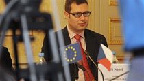 „V souvislosti s probíhající organizační změnou jsem považoval za nutné ukončit již dva týdny trvající diskusi mezi panem ministrem, panem náměstkem a mnou tím, že ke dni 31. ledna t. r. rezignuji jako ředitel odboru vysokých škol,“ napsal Jiří Nantl v e „V souvislosti s probíhající organizační změnou jsem považoval za nutné ukončit již dva týdny trvající diskusi mezi panem ministrem, panem náměstkem a mnou tím, že ke dni 31. ledna t. r. rezignuji jako ředitel odboru vysokých škol,“ napsal Jiří Nantl v e
