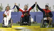 „Zlatý“ lukostřelec z poslední paralympiády v Pekingu David Drahonínský (uprostřed) má od loňského srpna přímou nominaci na paralympiádu v Londýně. Zda na hry handicapovaných sportovců, které budou zahájeny 29. srpna, vůbec odjede, je zatím ve hvězdách. „Zlatý“ lukostřelec z poslední paralympiády v Pekingu David Drahonínský (uprostřed) má od loňského srpna přímou nominaci na paralympiádu v Londýně. Zda na hry handicapovaných sportovců, které budou zahájeny 29. srpna, vůbec odjede, je zatím ve hvězdách.