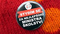 Na světě je zatím 300 těchto placek, 150 v Praze a 150 v Brně. Stanou se sběratelskou raritou politického boje na ulici, anebo se rozrostou aktivitou odpůrců kultury DYI - „urob si sám“? Na světě je zatím 300 těchto placek, 150 v Praze a 150 v Brně. Stanou se sběratelskou raritou politického boje na ulici, anebo se rozrostou aktivitou odpůrců kultury DYI - „urob si sám“?